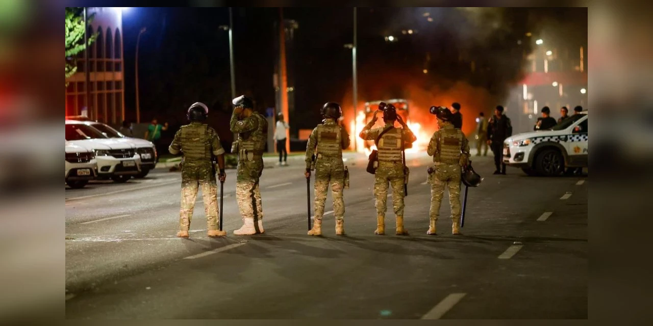 Manifestantes tentam invadir sede da PF e queimam veículos após prisão de Cacique Xavante