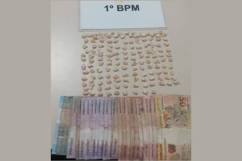 Mais de 140 porções de cocaína são apreendidas em Castro; duas pessoas foram presas