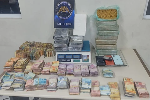 Mulher é presa com mais de 15Kg de drogas e 153 mil reais, em PG