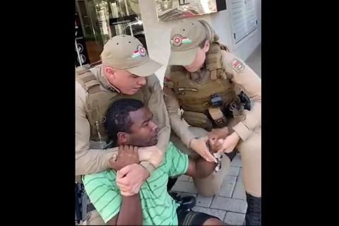 VÍDEO: Sem motivo, PM de SC aplica “mata leão” e coloca algema em homem negro