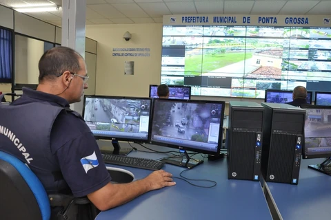 Duas pessoas são agredidas a chutes e pontapés durante briga generalizada no centro de PG