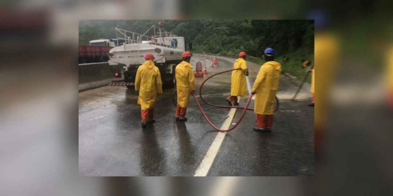 DER/PR inicia trabalhos na BR-277 e estuda liberação segura dos trechos com bloqueios