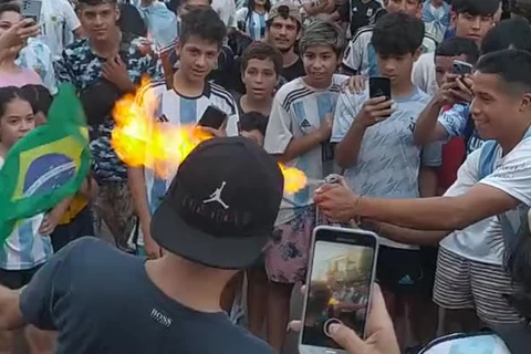 Argentinos queimam bandeira do Brasil durante comemoração da Copa do Mundo