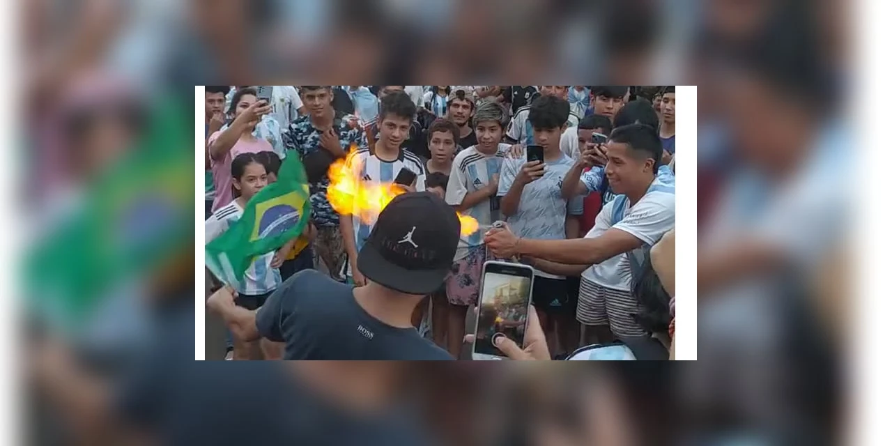 Argentinos queimam bandeira do Brasil durante comemoração da Copa do Mundo