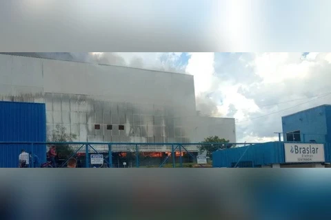 AGORA: Incêndio atinge fábrica da Braslar em Ponta Grossa