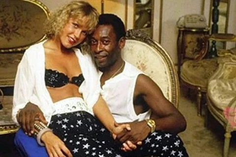 Xuxa, ex-namorada de Pelé, faz homenagem ao Rei