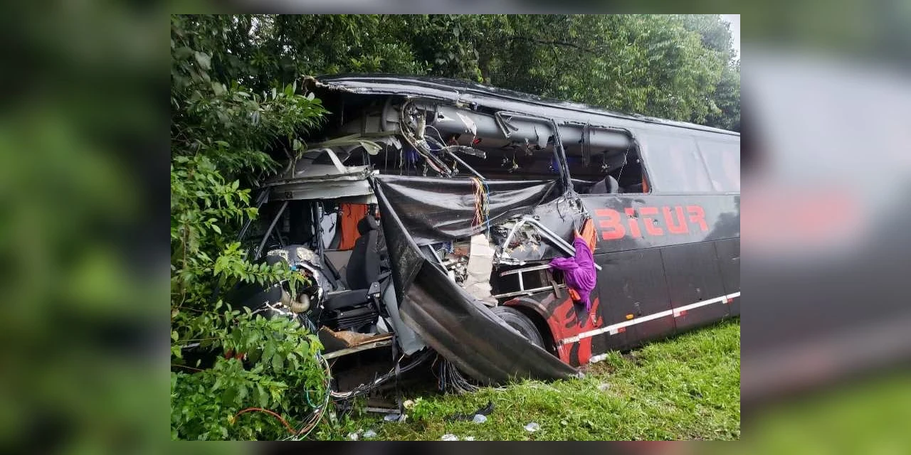 Mulher morre e outras pessoas ficam feridas em acidente entre ônibus e caminhão na BR-277, em Guarapuava