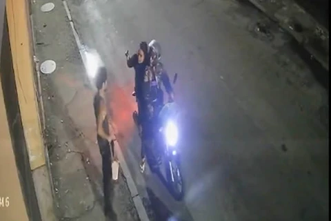 IMAGENS FORTES: Homem reage a assalto e é esfaqueado por duas mulheres, no RJ