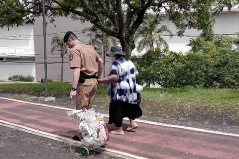 Policial Militar ajuda idosa com problemas da visão e atitude viraliza nas redes sociais