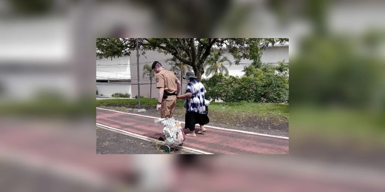 Policial Militar ajuda idosa com problemas da visão e atitude viraliza nas redes sociais