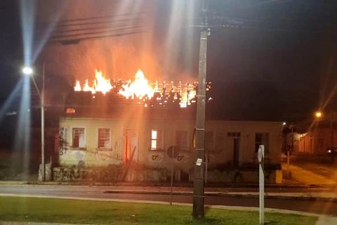 Incêndio atinge imóvel antigo na Carlos Cavalcanti, em Ponta Grossa