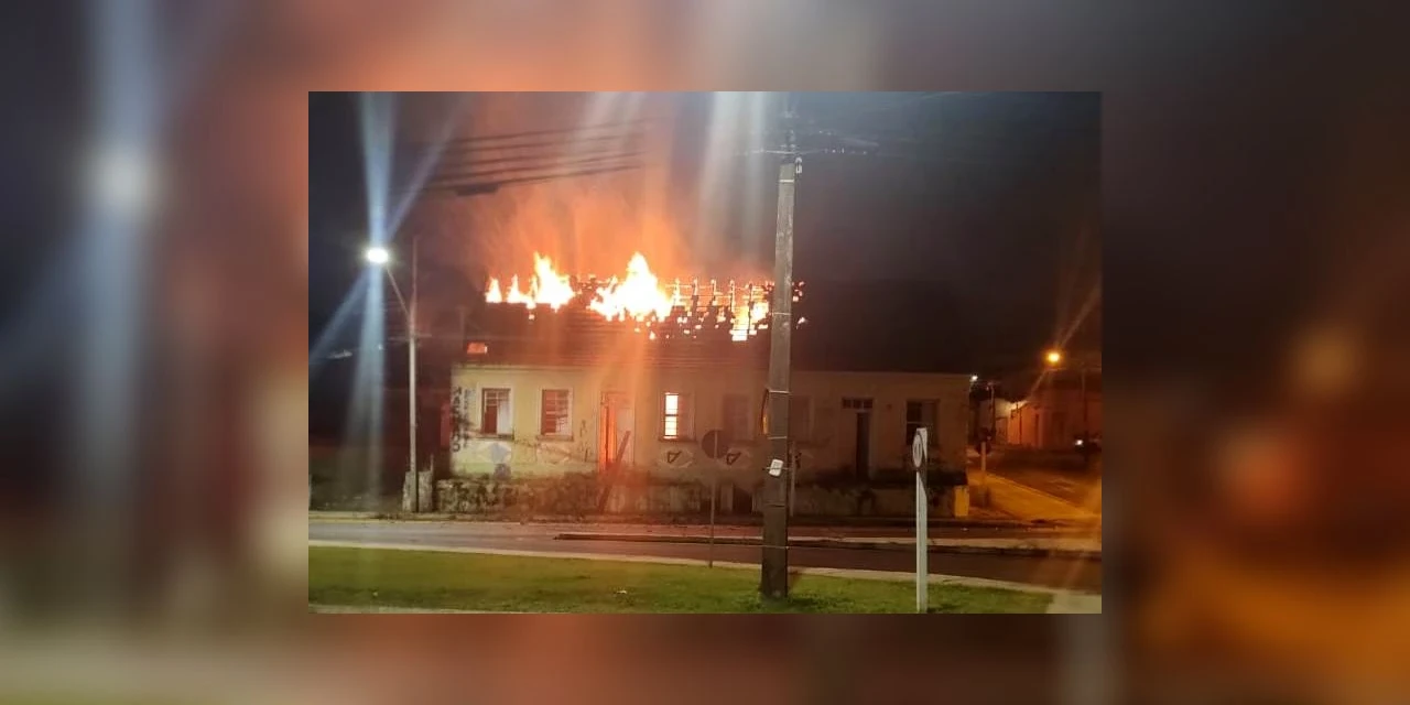 Incêndio atinge imóvel antigo na Carlos Cavalcanti, em Ponta Grossa