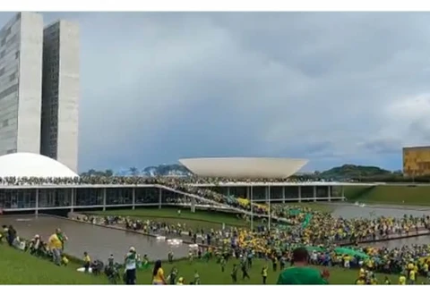AGORA: Manifestantes invadem Congresso, STF e Planalto