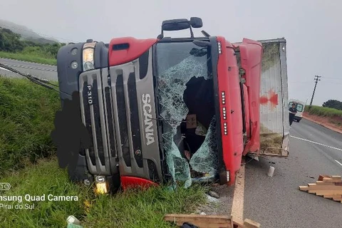 Motorista morre após tombar caminhão na PR-151, em Castro