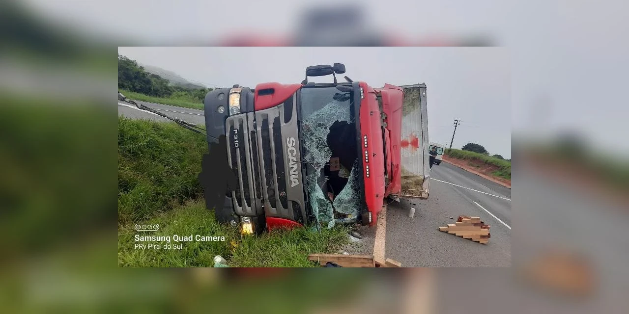 Motorista morre após tombar caminhão na PR-151, em Castro