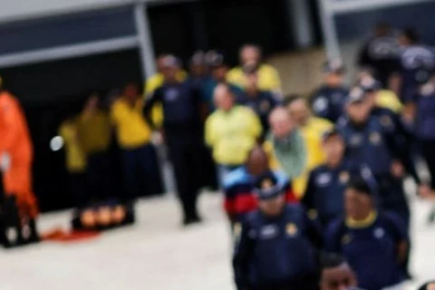 Policia Federal libera manifestantes idosos e mães com crianças detidos em Brasilia