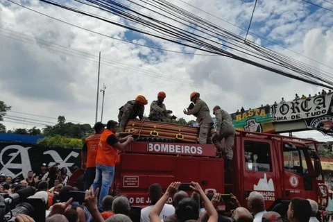 Maior ídolo do Vasco, Roberto Dinamite é sepultado em Caxias, no RJ