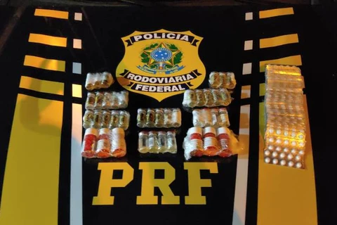 Dupla é presa com anabolizantes fixada ao corpo na BR 277, em Guarapuava