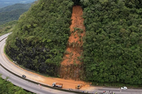 BR-277 terá restrição de tráfego de caminhões aos finais de semana no Litoral
