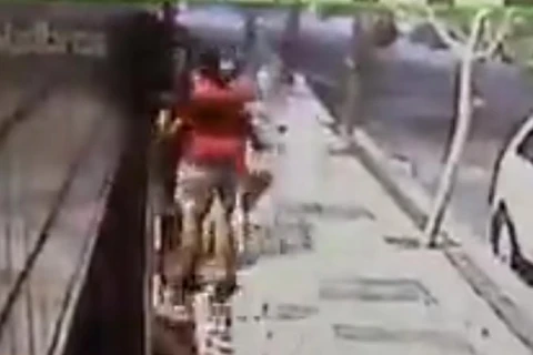 Suspeito de assalto leva pontapé no peito de vítima; assista!