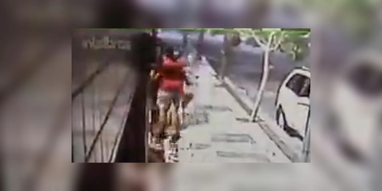 Suspeito de assalto leva pontapé no peito de vítima; assista!