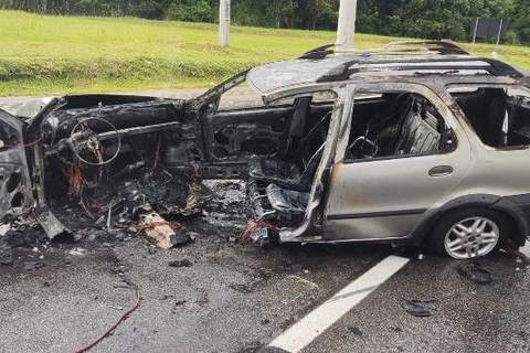 Carro pega fogo após bater em poste de rodovia de SC