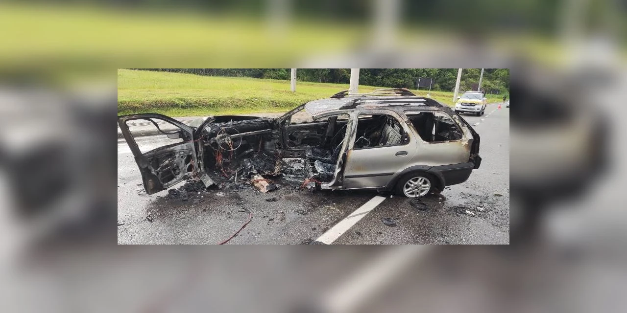 Carro pega fogo após bater em poste de rodovia de SC