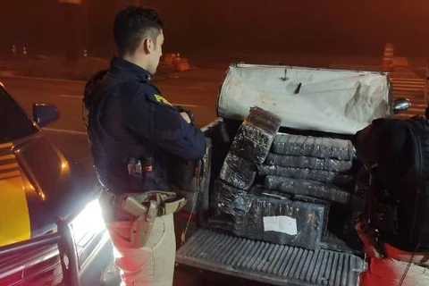Paraguaio é flagrado com veículo roubado e transportando mais de 375Kg de maconha  