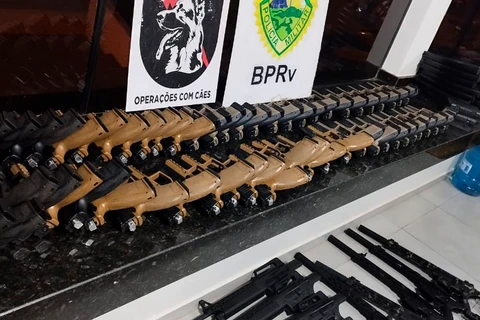 Polícia Militar apreende dois caminhões com 160 armas escondidas em carga de arroz
