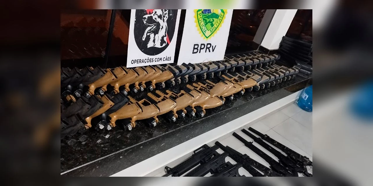 Polícia Militar apreende dois caminhões com 160 armas escondidas em carga de arroz