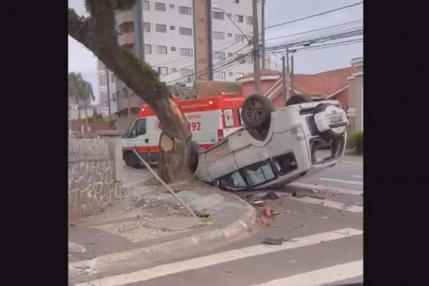 Carro capota após colisão na Vila Estrela, em PG
