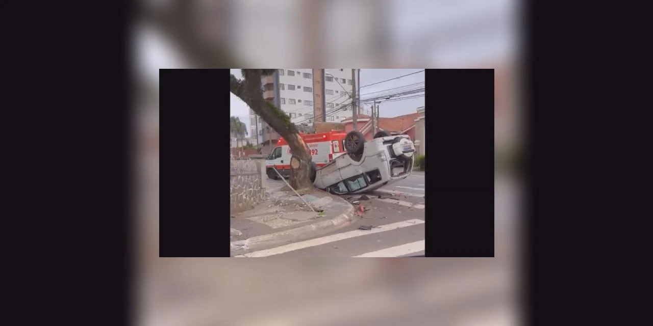 Carro capota após colisão na Vila Estrela, em PG