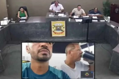 Da praia, vereadores do PR votam aumento do próprio salário