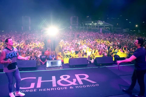 Dupla George Henrique & Rodrigo e Trio Parada Dura agitaram noite de sábado no Litoral