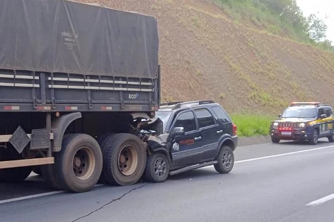 Motorista fica gravemente ferido após colidir com o automóvel na traseira de caminhão, em Tibagi