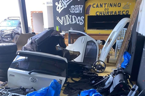 Polícia Militar prende quatro pessoas em barracão utilizado para desmanche de veículos
