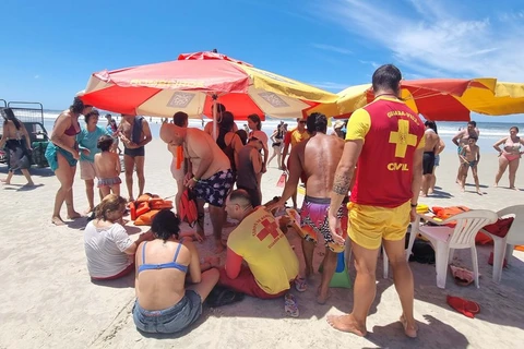 Corpo de Bombeiros salva 15 pessoas após naufrágio de embarcação na Ilha do Mel