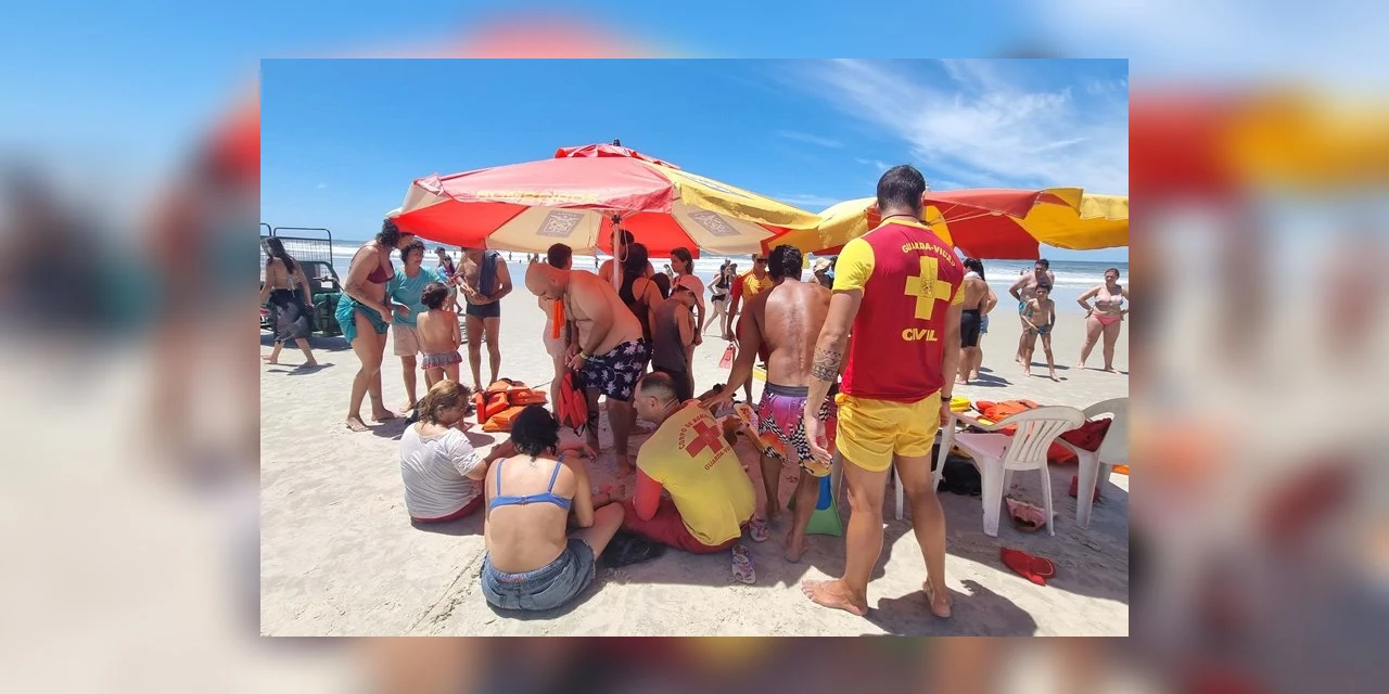 Corpo de Bombeiros salva 15 pessoas após naufrágio de embarcação na Ilha do Mel