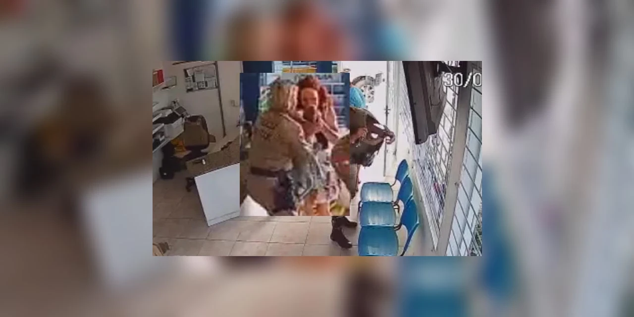 Câmera mostra momento em que policiais salvam criança engasgada