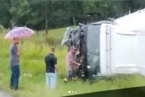 AGORA: Grave acidente na BR-277 em Palmeira mobiliza equipes de resgate