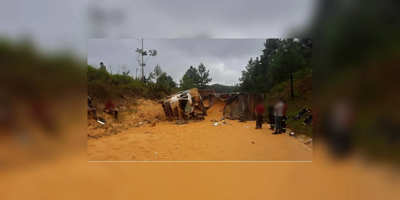 Acidente envolvendo caminhão de transporte rural deixa 4 mortos, em Tibagi
