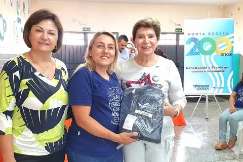 Servidores da Educação recebem kits de uniformes profissionais