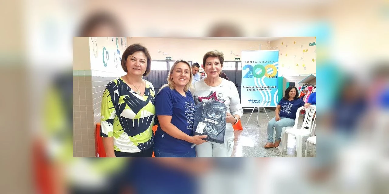 Servidores da Educação recebem kits de uniformes profissionais