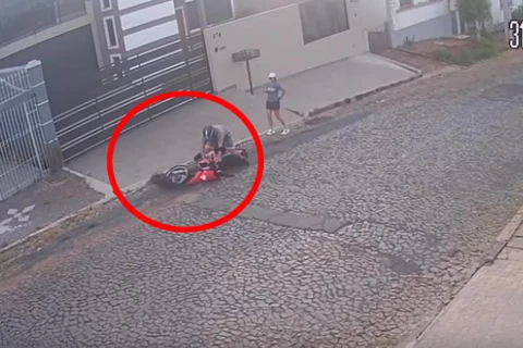 Motociclista passa mão em mulher e se arrebenta em PG; assista!