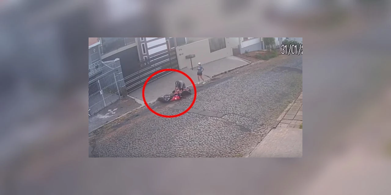 Motociclista passa mão em mulher e se arrebenta em PG; assista!