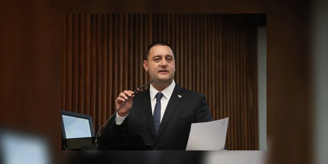 Na abertura dos trabalhos, governador entrega balanço de 2022 à Assembleia