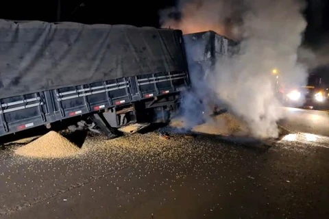 Caminhoneiro é rendido por assaltantes e tem carreta queimada em Ponta Grossa