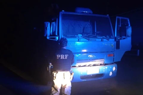 PRF Recupera caminhão tomado em assalto na RMC; motorista foi libertado em SC