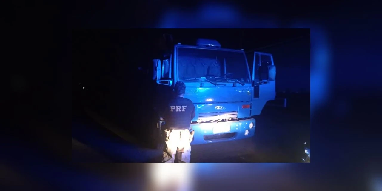 PRF Recupera caminhão tomado em assalto na RMC; motorista foi libertado em SC