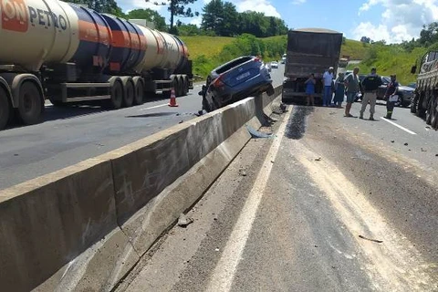 Colisão traseira entre seis carros deixa uma vítima com ferimentos leves na BR-376, em Imbaú